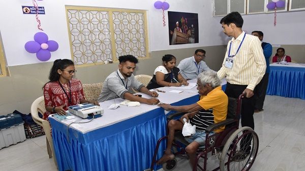 Gujarat Assembly Election: લોકશાહીના મહા પર્વમાં પોતાનું અમુલ્ય યોગદાન નોધાવતા તાપી જિલ્લાના જાગૃત દિવ્યાંગ મત