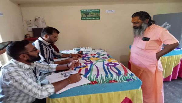 જંગલની વચ્ચેમાં આવેલું છે મતદાન મથક