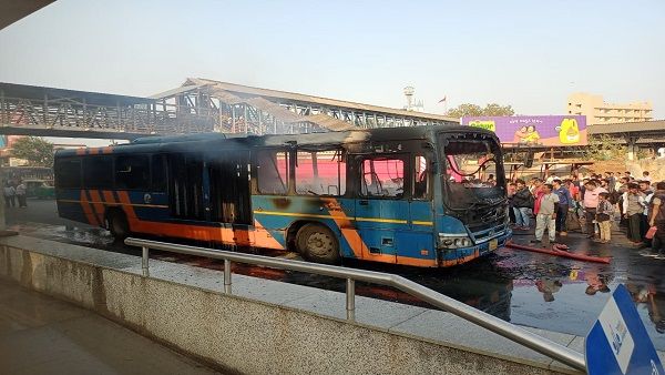 અમદાવાદ: મણિનગરમાં BRTS બસમાં લાગી આગ, કોઇ જાનહાનિ નહીં
