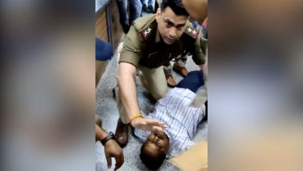 CISF જવાને વૃદ્ધને ભાનમાં લાવવાનો કર્યો પ્રયાસ CISF જવાને વૃદ્ધને ભાનમાં લાવવાનો કર્યો પ્રયાસ