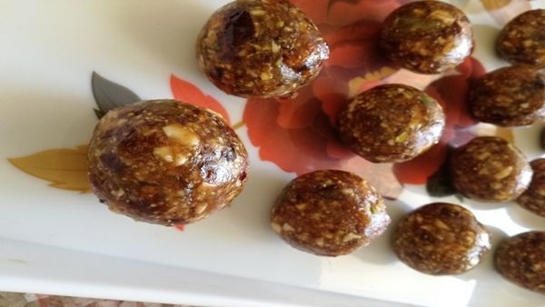 ખજૂરના લાડુ કેવી રીતે બનાવશો? (Date laddu Recipe in gujarati) ખજૂરના લાડુ કેવી રીતે બનાવશો? (Date laddu Recipe in gujarati)