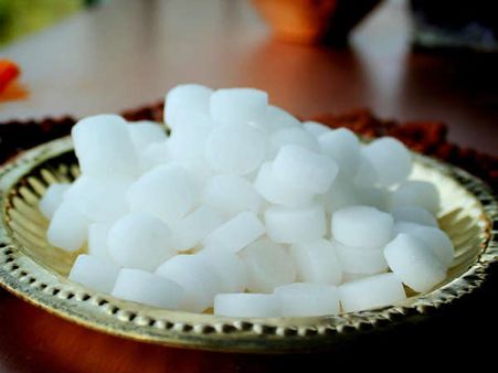 know Benefits of Camphor in gujarati : ફક્ત 2 રૂપિયાનું કપૂર બદલી શકે છે તમારી કિસ્મત, જાણી લો ફાયદા