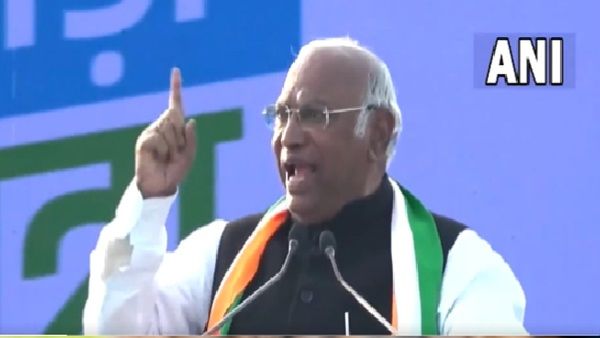 મલ્લિકાર્જુન ખડગેએ વિવાદ છેડ્યો, કહ્યું- આઝાદીની લડાઈમાં બીજેપીનું કુતરુ પણ નથી મર્યુ