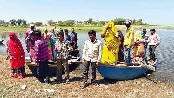 Gujarat Assemly Election 2022: પંચમહાલના આ ગામમાં બોટ પર બેસીને મતદાન કરવા જાય છે લોકો