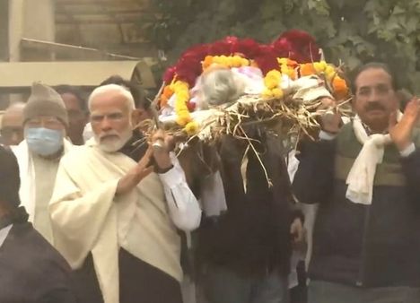 પીએમ મોદીએ અંતિમ વિદાય આપી