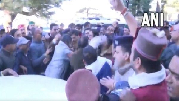 Himachal Pradesh: પ્રતિભા સિંહને CM બનાવવાની ઉઠી માંગ, ભુપેશ બઘેલની ગાડી રોકીને કરાઇ નારેબાજી
