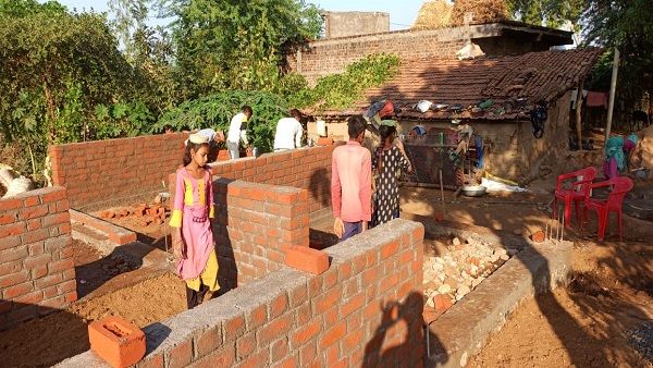 ત્રણ મિત્રોએ મુહિમ ચલાવી મહેનત રંગ લાવી, વિધવા દિવ્યાંગ મહિલાનું ઘર બન્યું