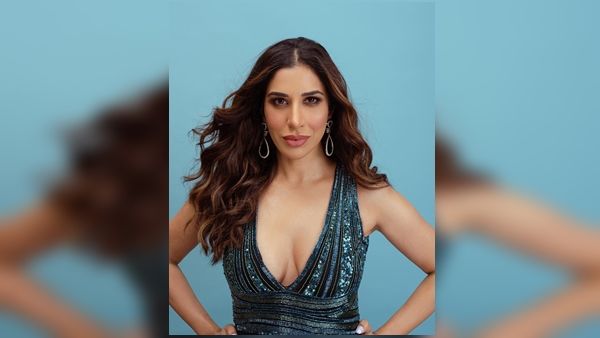 અભિનેત્રી સ્વિમિંગ પુલમાં હોટ પોઝ આપી રહી છે અભિનેત્રી સ્વિમિંગ પુલમાં હોટ પોઝ આપી રહી છે