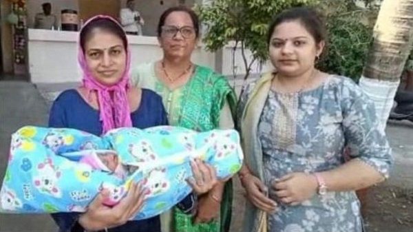 આ છે ઉત્સવ લોકશાહીનો, સિઝેરિયનના બે દિવસ બાદ માતા મતદાન કરવા પહોંચી!