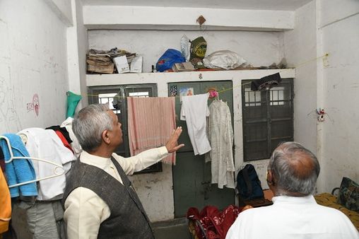 ગૂજરાત વિદ્યાપીઠની ગંદકી સાફ કરવા રાજ્યપાલ સફાઈકર્મીઓ સાથે પહોંચ્યા