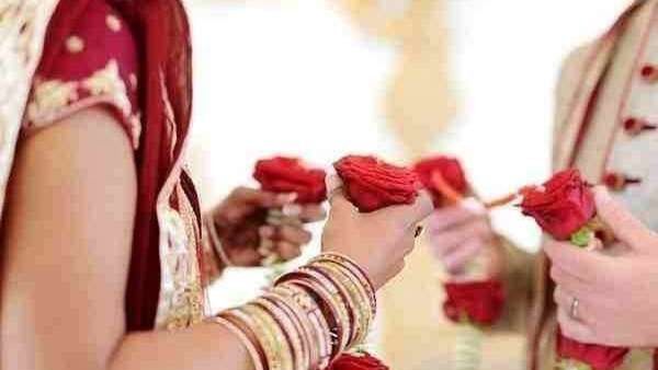 વરરાજાએ માળા પહેરાવ્યા બાદ સ્ટેજ પર ઢળી પડી દુલ્હન, મંડપમાં ફેલાયો શોક