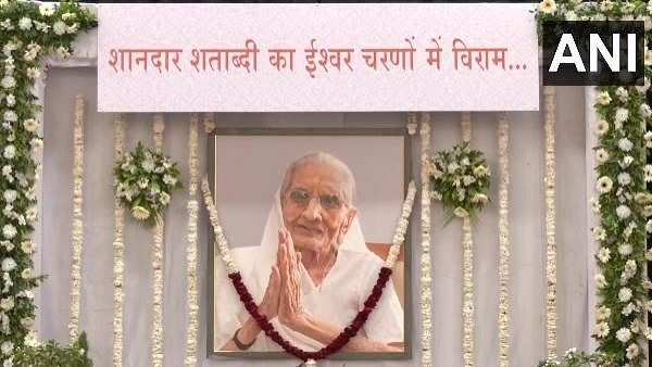 વડનગરના જવાહર નવોદય વિદ્યાલયમાં હિરાબાની પ્રાર્થના સભાનું આયોજન