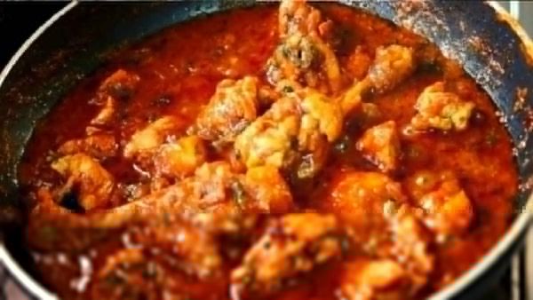 કર્ણાટકમાં છાત્રોનુ અનોખુ પ્રદર્શન! ખરાબ ભોજન મળવા પર ચિકન કરીની બાલટી લઈને પહોંચ્યા IASના આવાસ પર