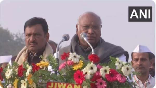 કોંગ્રેસે 70 વર્ષોમાં બંધારણ બચાવીને રાખ્યુ એટલે PM બની શક્યા નરેન્દ્ર મોદીઃ મલ્લિકાર્જૂન ખડગે