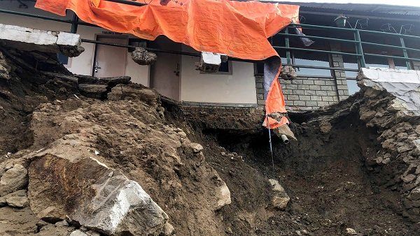 લોકોના ઘર લટકી રહ્યા છે