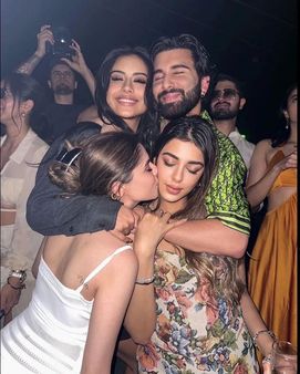 ન્યાસા મિત્રો સાથે ટાઈમ સ્પેન્ડ કરતી જોવા મળે છે