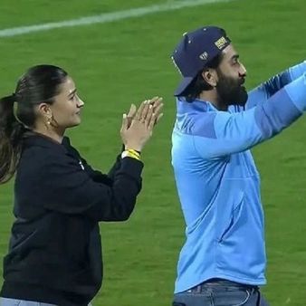 ફેન્સ ખુશ જોવા મળ્યા