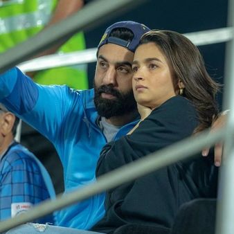 હાથમાં હાથ નાંખીને પહોંચ્યુ સ્ટાર કપલ