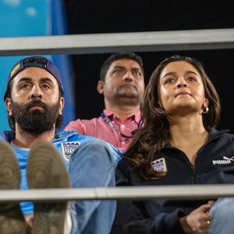 આલિયા બ્લેક ટ્રેસમાં જોવા મળી