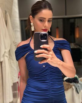 મિરર સેલ્ફીએ ફેન્સને ઘાયલ કર્યા મિરર સેલ્ફીએ ફેન્સને ઘાયલ કર્યા