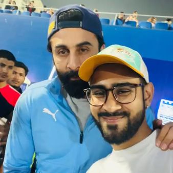 રણબીર ફેન્સ સાથે ફોટો ખેંચાવતો જોવા મળ્યો