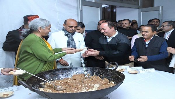 Budget 2023: બજેટ પહેલા નાણા મંત્રીએ હલવા સેરેમનીમાં લીધો ભાગ, બે વર્ષ બાદ ફરી શરુ હલવા સેરેમની