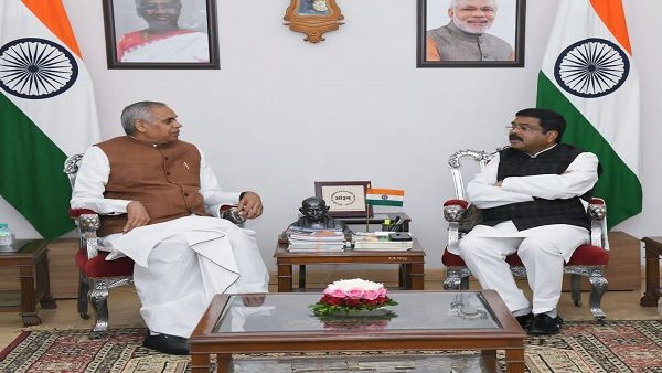 કેન્દ્રીય મંત્રી ધર્મેન્દ્ર પ્રધાનની રાજ્યપાલ આચાર્ય દેવવ્રતજી સાથે સૌજન્ય મુલાકાત