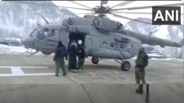 .Jammu Kashmir Snowfall:ગર્ભવતી મહિલા માટે દેવદૂત બની ભારતીય વાયુ સેના, હેલીકોપ્ટરથી પોહોચાડી હોસ્પીટલ