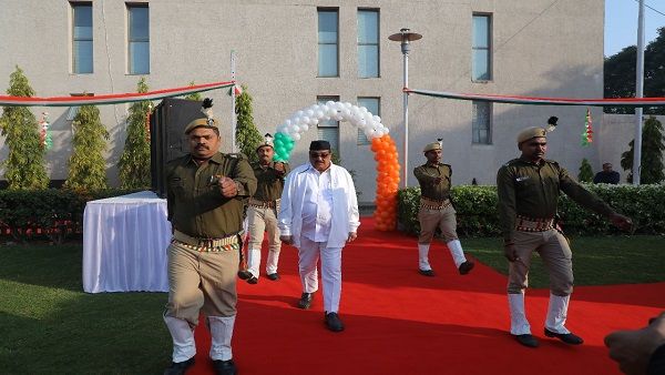 ભાજપ પ્રદેશ કાર્યાલય ગાંધીનગર ખાતે સી.આર પાટીલે ધ્વજવંદન કર્યુ હતુ.