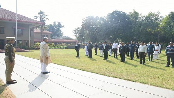 આચાર્ય દેવવ્રત અને રાજભવનના સ્ટાફે ગાંધીજીના નિર્વાણ દિને બે મીનીટનુ મૌન પાળ્યુ