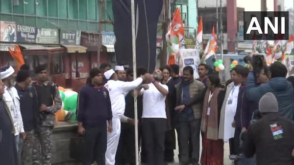 Bharat Jodo Yatra : રાહુલ ગાંધી લાલ ચોક પર ફરકાવ્યો તિરંગો, કર્યું રાષ્ટ્રગાન