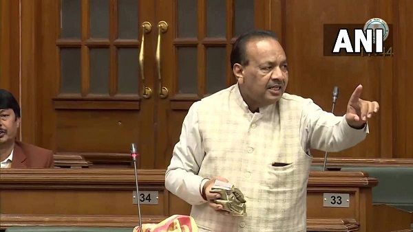 AAP ધારાસભ્યએ વિધાનસભામાં બતાવી નોટોના બંડલ, નર્સિંગ ભરતીમાં ભ્રષ્ટાચારનો આરોપ