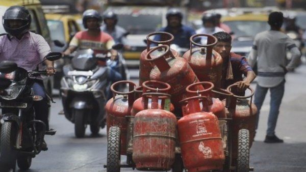 વર્ષના પહેલા દિવેસ જ આમ આદમીને ઝટકો, LPG સિલેન્ડરના ભાવમાં વધારો