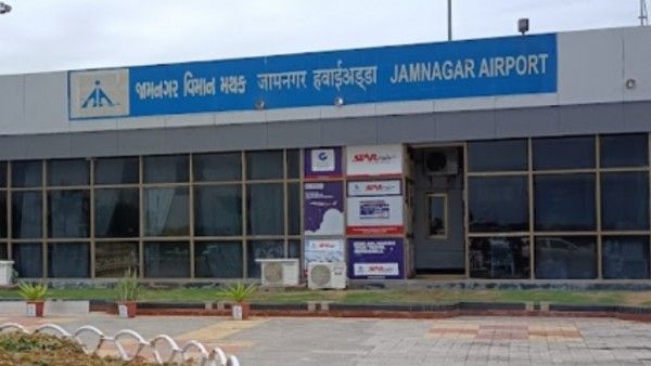 ફ્લાઈટમાં બોમ્બ હોવાના સમાચાર મળતા જામનગરમાં ઈમરજન્સી લેન્ડિંગ કરાયુ, પોલીસ કાફલો ઘટના સ્થળે
