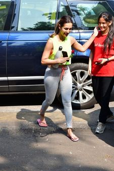 સ્કિન ટાઈટ ફીટેડ પેન્ટ અને નિયોન ક્રોપ ટોપમાં જોવા મળી