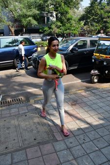 બાંદ્રામાં યોગા ક્લાસ બહાર પૈપ્સના કેમેરામાં કેદ થઈ