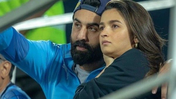 હાથમાં હાથ નાંખીને ફૂટબોલ મેચ જોવા પહોંચ્યા રણબીર-આલિયા, જુઓ ફોટો