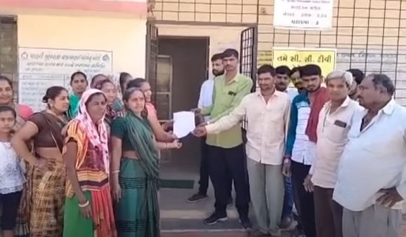 હળવદના ચરાડવા ગામે શાક માર્કેટ માટે કાયમી જગ્યા ફાળવવા વેપારીઓની માંગ, મામલતદારને આવેદનપત્ર આપ્યુ