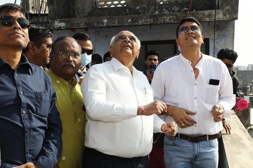 મુખ્યમંત્રી ભુપેન્દ્ર પટેલે દરિયાપુરમાં પતંગ ચગાવી ઉતરાયણ પર્વની ઉજવણી કરી