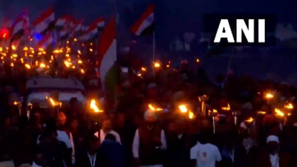 ભારત જોડો યાત્રા મશાલો અને તિરંગા સાથે કાશ્મીરમાં પ્રવેશી, જુઓ વીડિયો