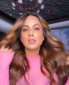 નિયા ઘણા મ્યૂઝિક વીડિયોમાં જોવા મળી છે