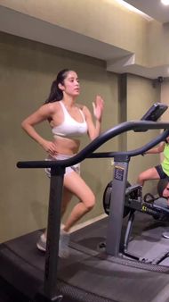 બોલ્ડ અંદાજે ફેન્સને ઘાયલ કર્યા બોલ્ડ અંદાજે ફેન્સને ઘાયલ કર્યા