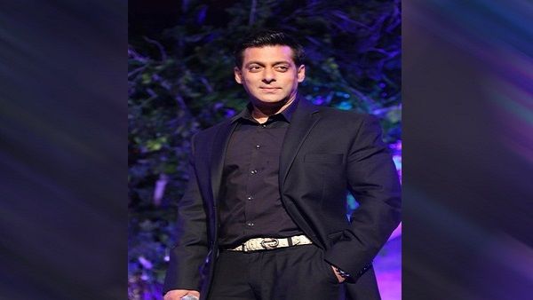 સૂટ પહેરીને સારી રીતે તૈયાર થતા છોકરાઓ