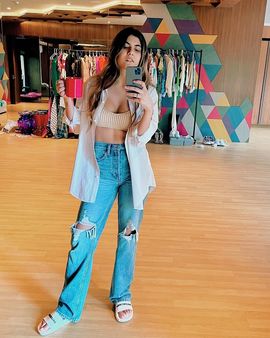 અનન્યાને બિઝનેસની સારી સમજ છે અનન્યાને બિઝનેસની સારી સમજ છે