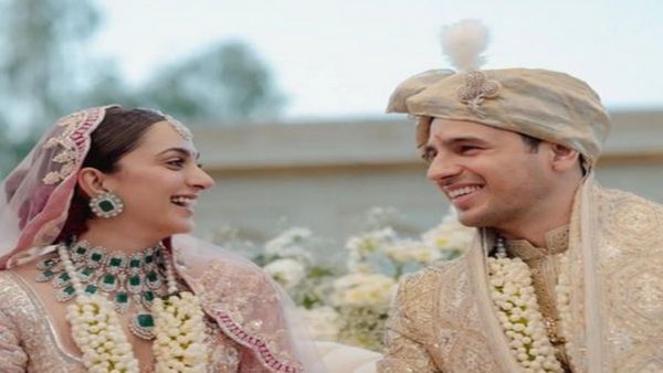 Video: લગ્ન પછી સિંદૂર, ચૂડા અને મંગળસૂત્રમાં સિદ્ધાર્થ સાથે સ્પૉટ થઈ કિયારા અડવાણી, જાણો કેમ થઈ ગઈ ટ્રોલ?