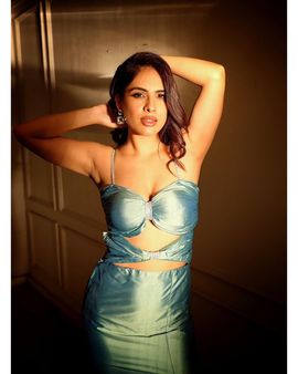 હાઈ હીલ્સમાં કમાલની બોલ્ડ લાગી રહી છે