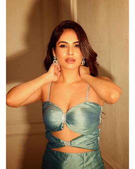 બ્લૂ બેકલેસ ડ્રેસમાં કમાલની ખૂબસૂરત લાગી રહી છે