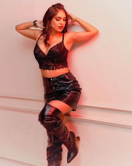 બ્લેક આઉટફિટમાં કમાલ લાગી રહી છે