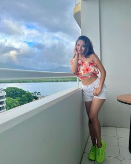 ગ્લેમરસ લુકમાં અદભૂત પોઝ આપતી જોવા મળી ગ્લેમરસ લુકમાં અદભૂત પોઝ આપતી જોવા મળી