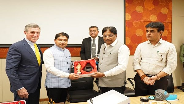 અમેરિકાના ડેલેવર રાજ્યના ગવર્નર જોહ્ન કેર્નેએ શિક્ષણ મંત્રી સાથે કરી મુલાકાત